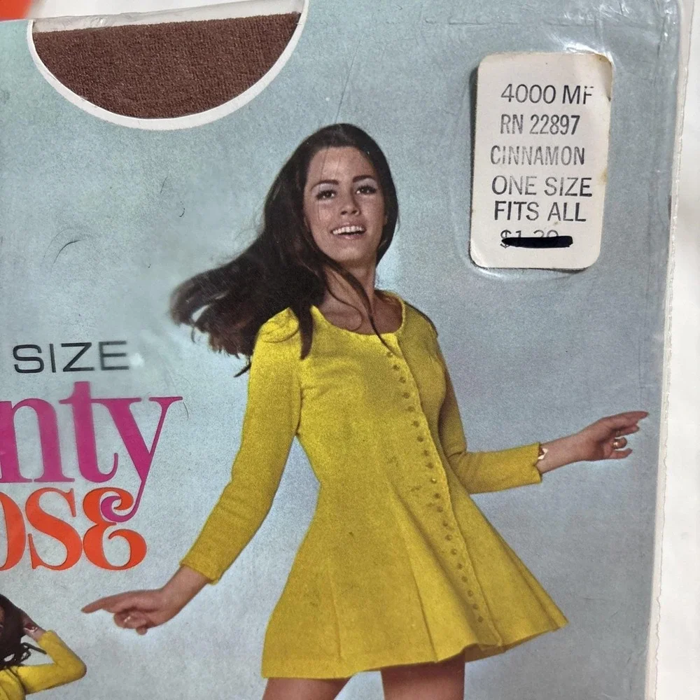 Vintage 1970s Taupe Stretch Nylon Pantyhose W/ Model One Size Cinnamon‎
